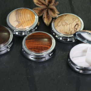 Pillendose mit verschiedenen Hölzern am Deckel