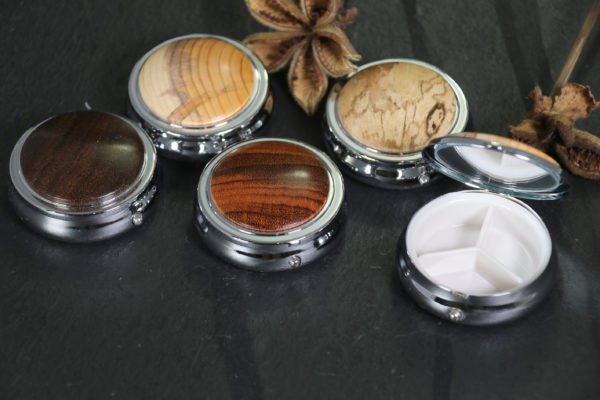 Pillendose mit verschiedenen Hölzern am Deckel